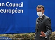 Macron óvatosságra és visszafogottságra kérte a francia hadsereget