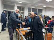 Kimenekített zsidó árvákat fogadtak az ukrán-román határon az izraeli hatóságok