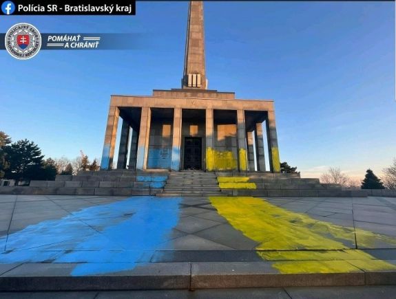 Kék-sárgára mázolták a pozsonyi szovjet katonai temető emlékművét