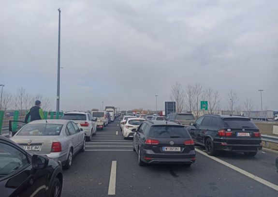 Torlódás alakult ki a román–magyar határ főbb átkelőhelyein