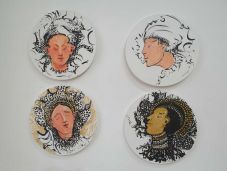 „A rovásírás-jelekkel kódolt szőnyegektől a nagyméretű textileken át a székely ikonokig” – Zsigmond Aranka életművéből nyílt kiállítás