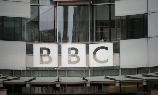 A BBC felfüggeszti a tevékenységét Oroszországban