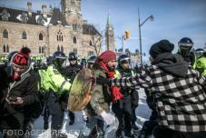 Az amerikai jobboldal táplálja a politikai viszálykodást Kanadában