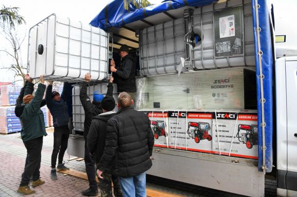 Beregszász: a félelem és a bizonytalanság a mindennapi élet részévé vált - Szatmárnémetiek vittek adományt testvérvárosukba