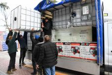 Beregszász: a félelem és a bizonytalanság a mindennapi élet részévé vált - Szatmárnémetiek vittek adományt testvérvárosukba 