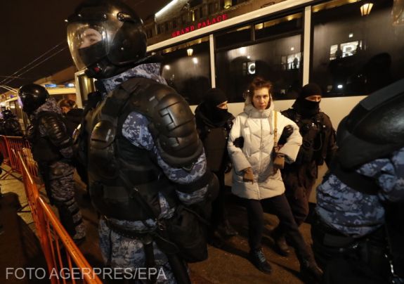 Háborúellenes tüntetőket állítottak elő orosz nagyvárosokban