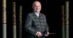 Matl Péter kárpátaljai szobrászművész a háború alatt is alkot, és három családot fogadott be