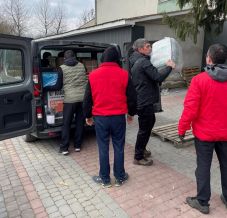 Célba ért a csíkszeredai segélyszállítmány Beregszászra