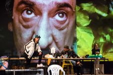 A létbizonytalanságról szóló előadást mutat be a Tamási Áron Színház