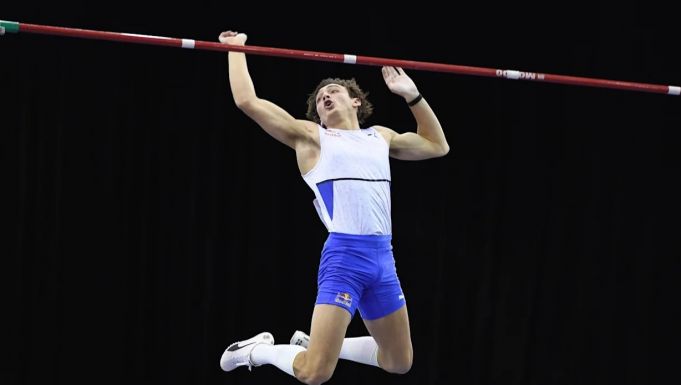 Armand Duplantis saját világcsúcsát adta át a múltnak