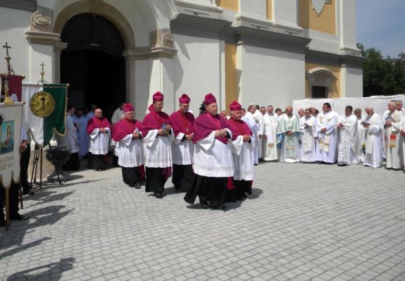 Törvénymódosítással növelték az egyházi állások számát