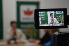 Ötszáz lejes tanszervásárlási támogatást kaphatnak a hátrányos helyzetű iskolások