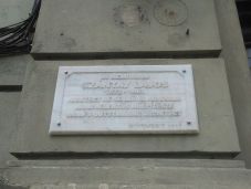 Ezentúl a szórványvidékeken kötelező magyar nyelven feliratozni a közösséghez kötődő emléktáblákat