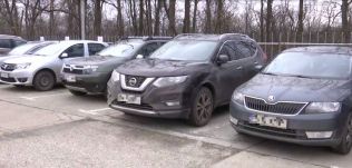 Megtelt iași-i reptér parkolója az ukrajnai menekültek által hátrahagyott autókkal