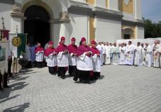 Törvénymódosítással növelték az egyházi állások számát