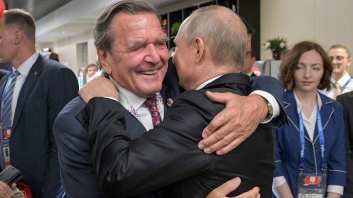 Putyinhoz utazott közvetíteni Gerhard Schröder volt német kancellár