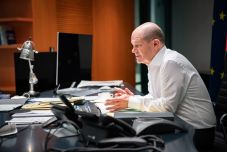 Szoros kapcsolattartásról állapodott meg Scholz, Macron és Putyin