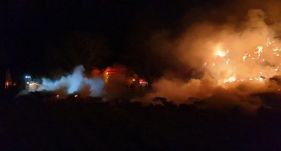 Éjjel óta égnek a szalmabálák egy Arad megyei farmon