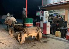 Pánik és leleményesség: boroshordókkal, nejlonszatyrokkal és szekerekkel is lerohanták a benzinkutakat