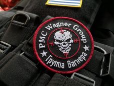 Putyin jóváhagyta, hogy külföldi önkénteseket szállítsanak a háborús övezetbe