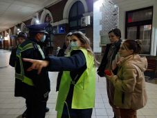 Nők és gyermekek a kolozsvári menekültközpontban – Imádkoznak, hogy legyen vége ennek az őrületnek (HELYSZÍNI RIPORT)