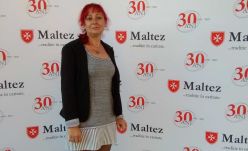 „Hamvaimból éledtem újjá” – kétoldali csípőficamja miatt lábra sem tudott állni, mégis felvirágoztatott egy gyertyaöntő műhelyt