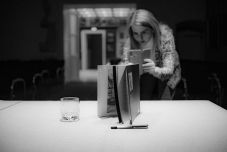 Költőként is bemutatkozik új, kétnyelvű kötetében Mira Marincaș kolozsvári fotográfus