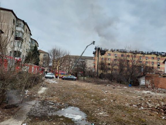Kiégett a tetőtér a temesvári egyetemi központ egyik tömbházában