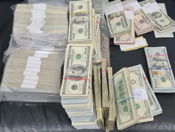 Több mint másfélmillió dollárral és ékszerekkel menekült a háború elől egy ukrajnai házaspár