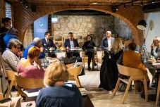 A szavazólapok pontos kitöltésére kérte a külhoni magyar állampolgárokat Sepsiszentgyörgyön Potápi Árpád János