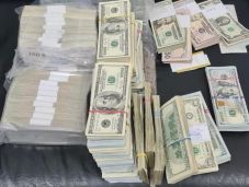 Több mint másfélmillió dollárral és ékszerekkel menekült a háború elől egy ukrajnai házaspár