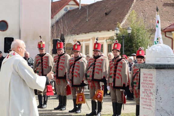 A Szent Korona mását leplezték le a szilágysági Krasznán a nemzeti ünnep alkalmából