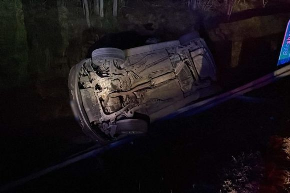 Tizenegy határsértővel árokba borult egy romániai embercsempész autója Magyarországon