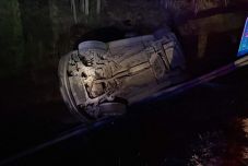 Tizenegy határsértővel árokba borult egy romániai embercsempész autója Magyarországon