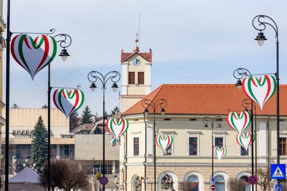 Az államfő és a miniszterelnök is üzent március 15-én az erdélyi magyarságnak