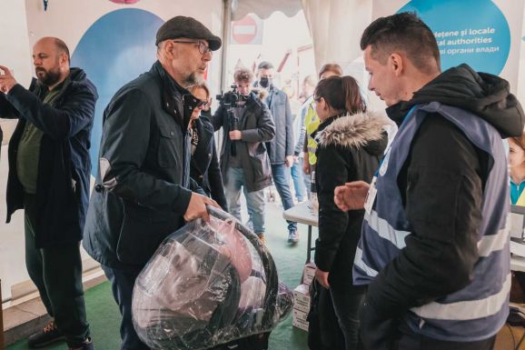 Több mint 120 babakocsit adományoztak a háború elől gyerekeikkel menekülő anyáknak