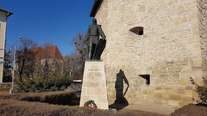Kicserélik a Baba Novac szobra alatti sértő feliratot Kolozsváron