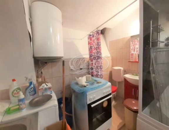 Kolozsvár: a fürdőt és a konyhát zuhanyfüggöny választja el egy 27 ezer eurós garzonban