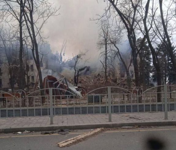 Ukrán hatóságok: ezernél is többen voltak a lebombázott mariupoli színházban