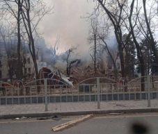 FRISSÍTVE - Ukrán vezérkar: Mariupolból menekülők konvoját vették tűz alá az orosz erők