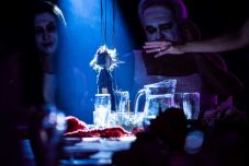 Élőzenével és vacsorával „szolgálja fel” Tolsztoj színművét az Aradi Kamaraszínház