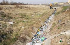 Nincs változás, még mindig temérdek a szemét az utak mentén