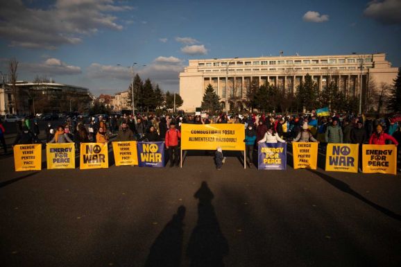 Tüntettek a környezetvédők a bukaresti orosz követség előtt