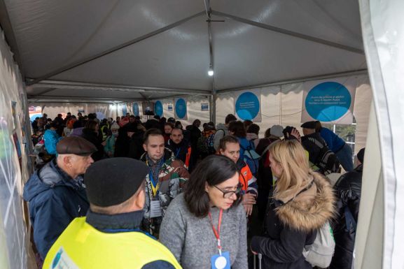 Személyi számot és tartózkodási engedélyt ad az ukrajnai menekülteknek a kormány