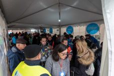 Személyi számot és tartózkodási engedélyt ad az ukrajnai menekülteknek a kormány