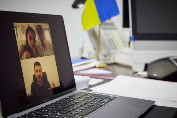 Zelenszkij megköszönte Mila Kunis színésznőnek a támogatást