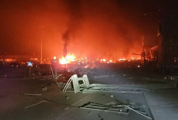 Lakóházakat és egy bevásárlóközpontot ért tüzérségi támadás Kijevben