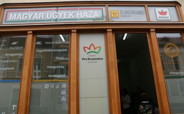 Így segítik Csíkszeredában a levélszavazat összeállítását