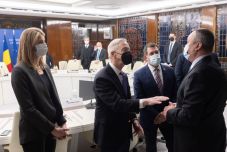 Az amerikai kongresszus küldöttségével tárgyalt a biztonsági helyzetről a kormányfő