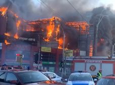 Lángokban áll egy fővárosi bevásárlóközpont